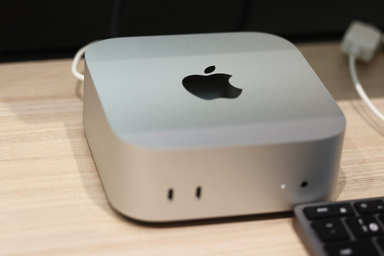 Egy Apple Mac Mini egy íróasztalon