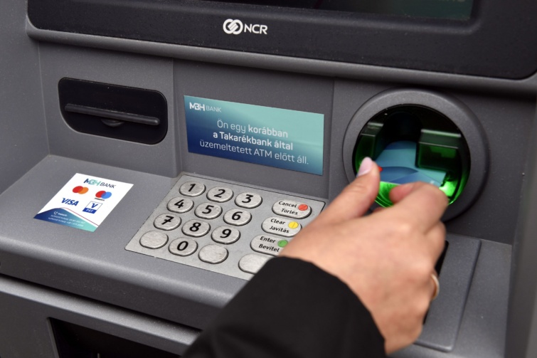 Az MBH Bank készpénzkiadó automatája.