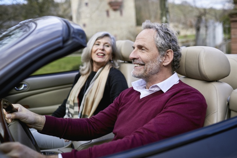 Nyugdíjasok egy autóban