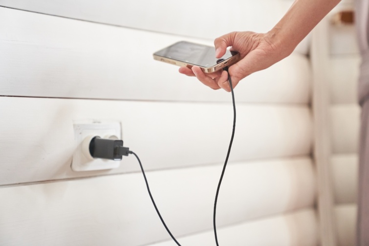 Töltésre kapcsolnak egy mobiltelefont