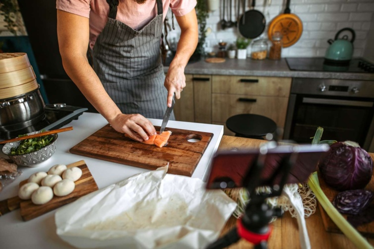 Vágódeszkán halat vágnak