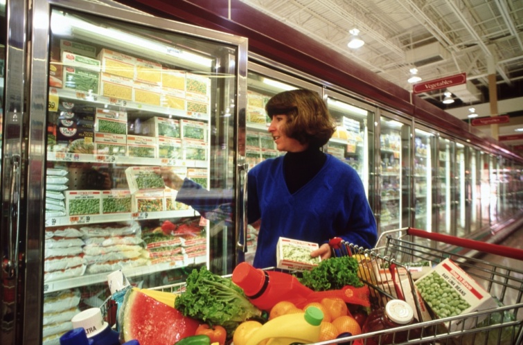 legegészségesebb zöldség Startlap Vásárlás Nő élelmiszerboltban vásárol