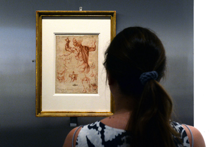 Egy nő háttal, Michelangelo rajza előtt
