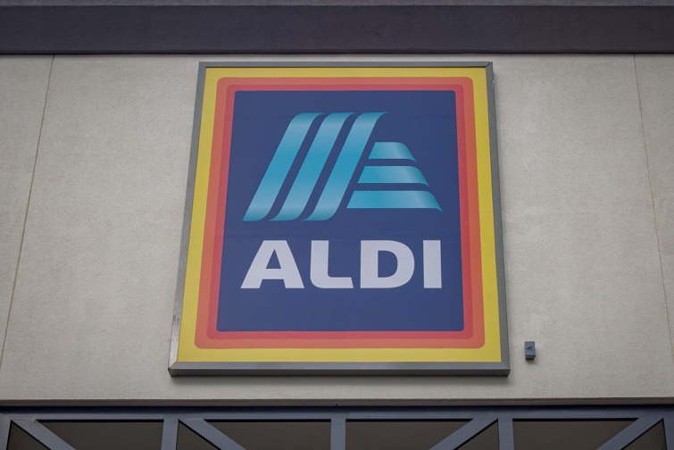 Az Aldi táblája az üzlet homlokzatán