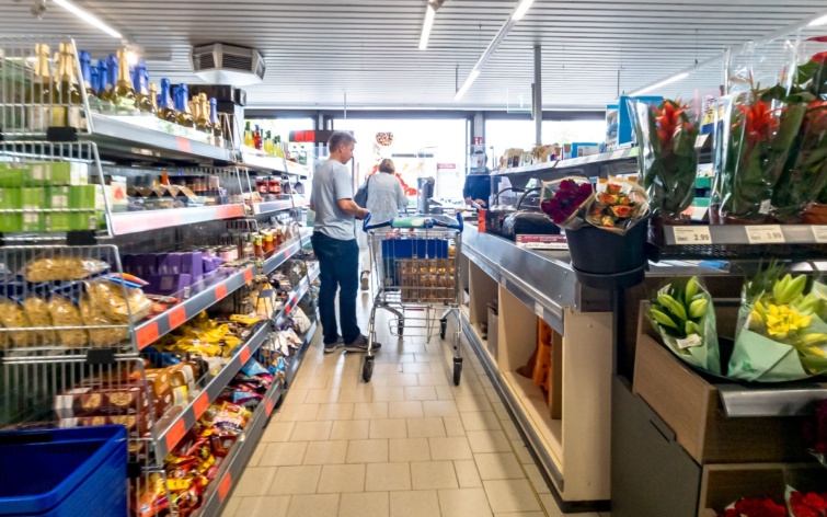 Egy férfi bevásárol egy szupermarketben.