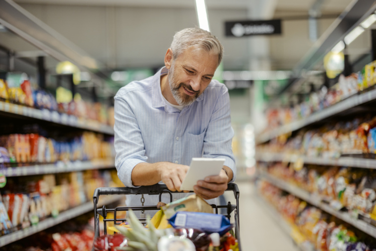 Bevásárló listát olvasó férfi