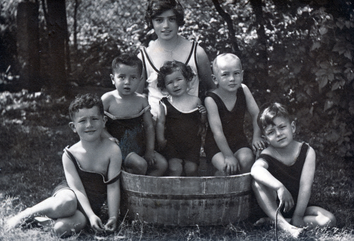 Gyerekek mosolyognak a kamerába valamikor a harmincas években