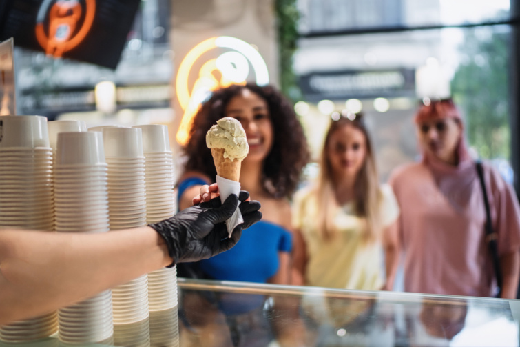 Fagyiért sorban álló nők