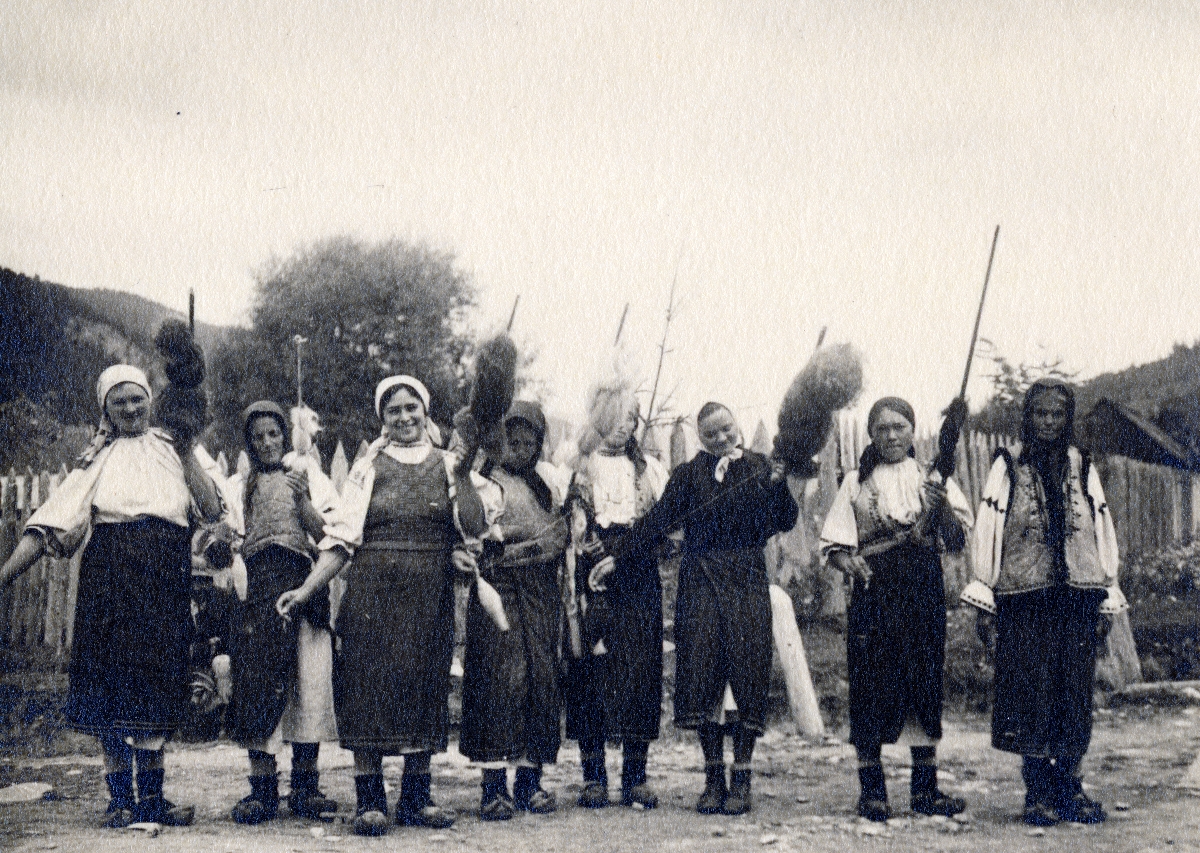 Nők falusi népviseletben