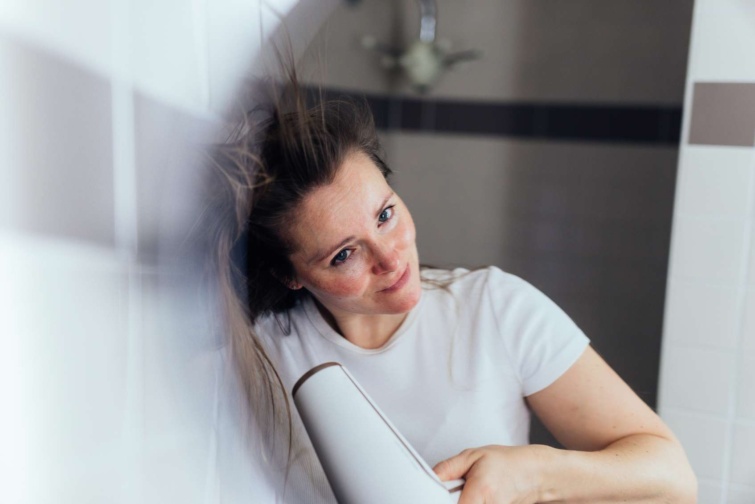 hajszarito11zon Startlap Vásárlás Hajat szárító vidám nő