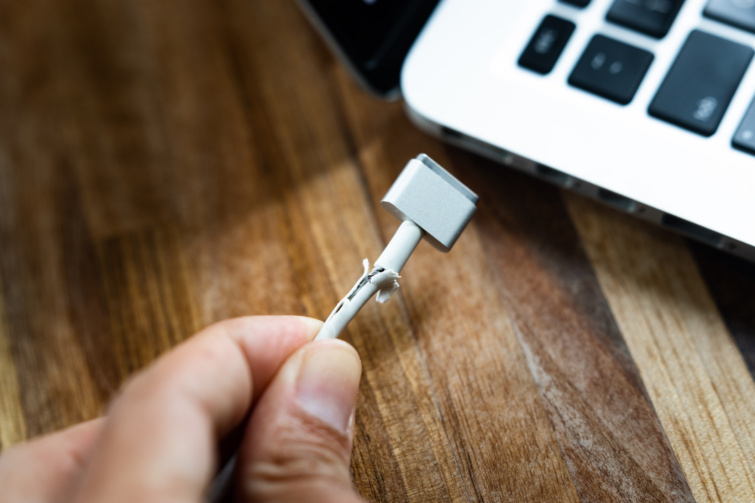 Tört kábelt tartó kéz