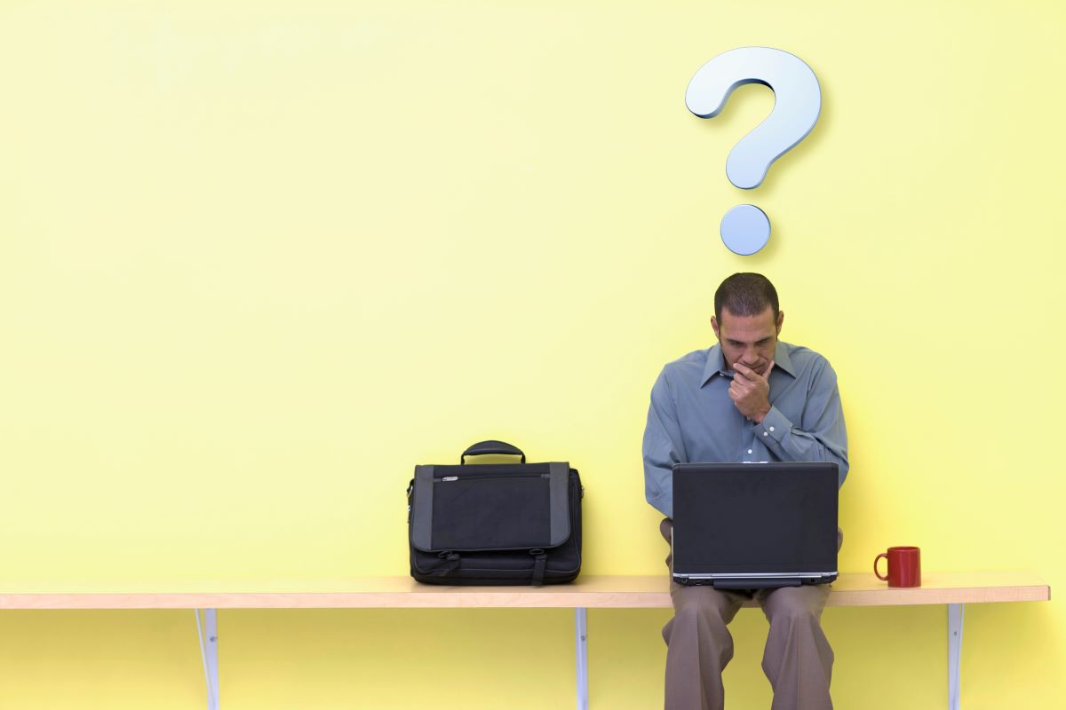 Férfi, aki a választ keresi a kérésére