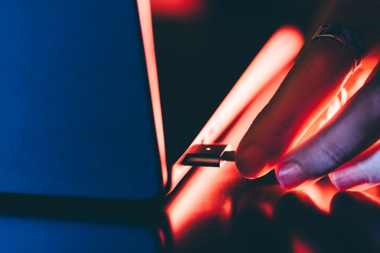 Laptop töltés közben.