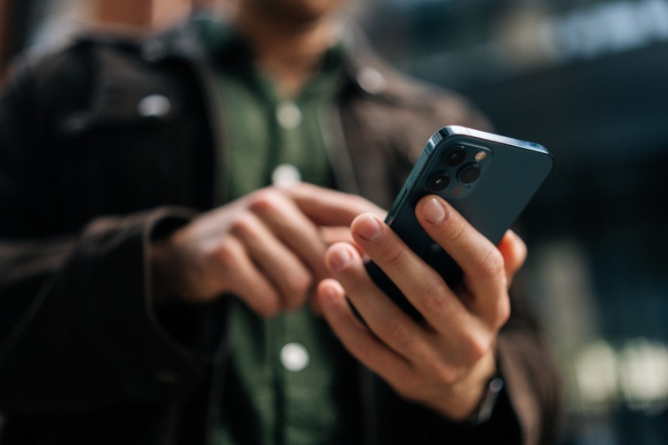 mobilakezbenjpg Startlap Vásárlás Mobiltelefon egy kézben