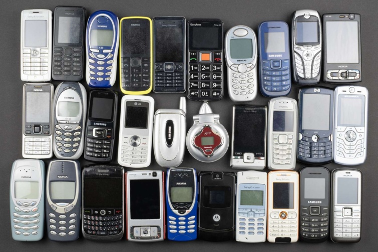 régi nokia mobilok az asztalon