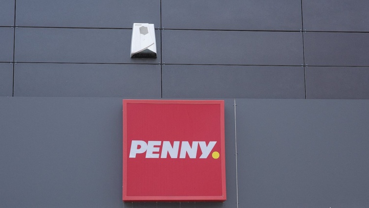 A Penny logója egy üzlet homlokzatán