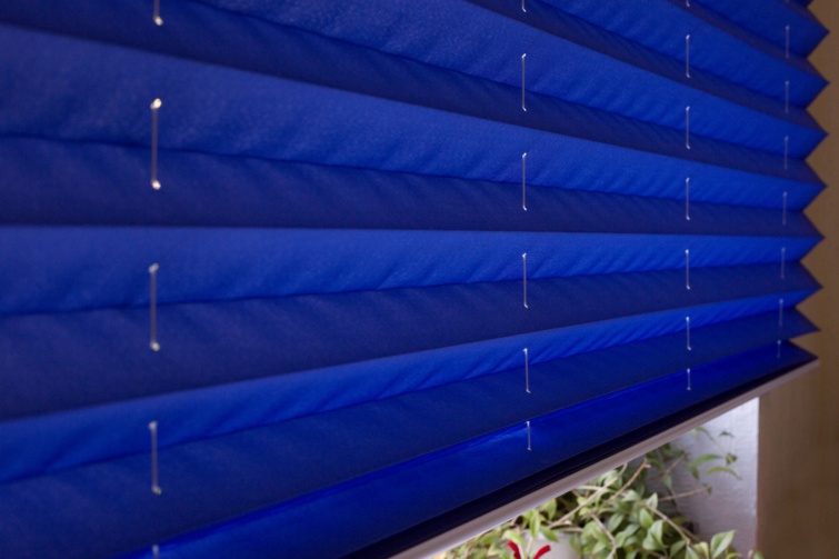 Kék pliszé ablakroló.