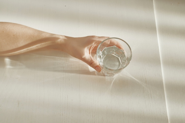 Pohár víz egy kézben