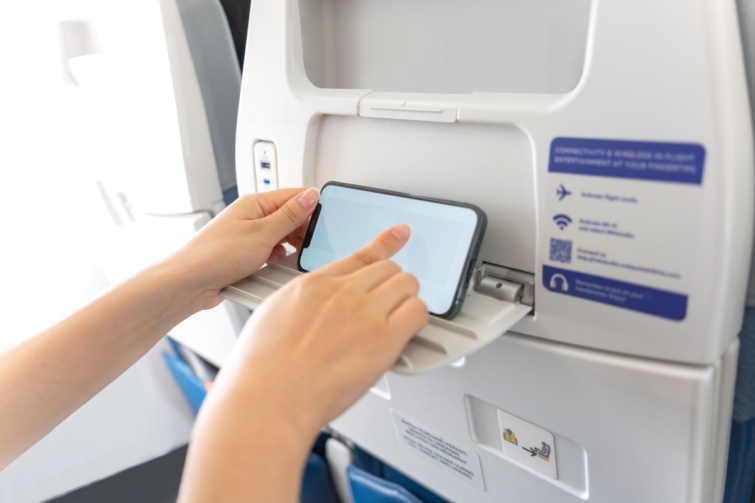 Mobiltelefon egy repülőgép fedélzetén