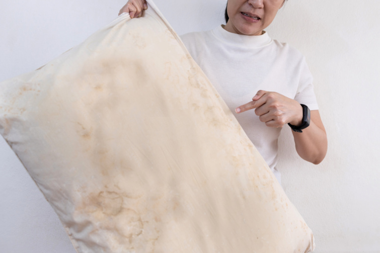 sárga foltos párna női kézben