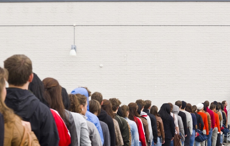 Sorba álló tömeg egy épület előtt