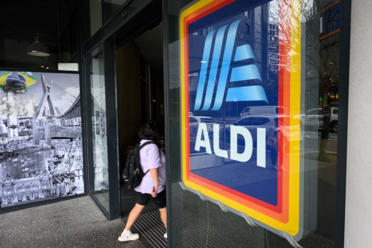 Egy hátitáskás nő bemegy az Aldi egyik üzletébe.