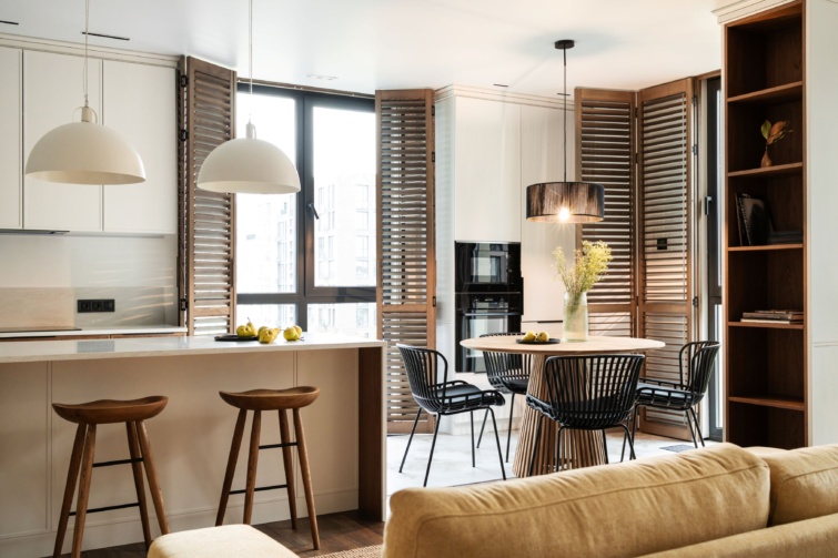 Letisztult nappali fa zsalugáterekkel.