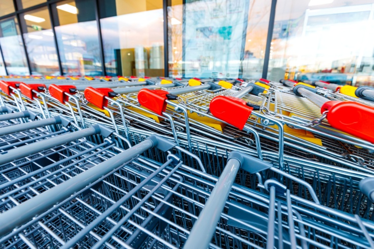 Kerekes bevásárlókocsik és színes bevásárlóközpont kirakatai.