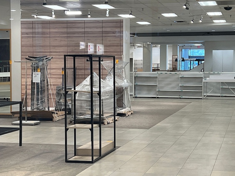 Bezárt üzlet teljesen kiürítve