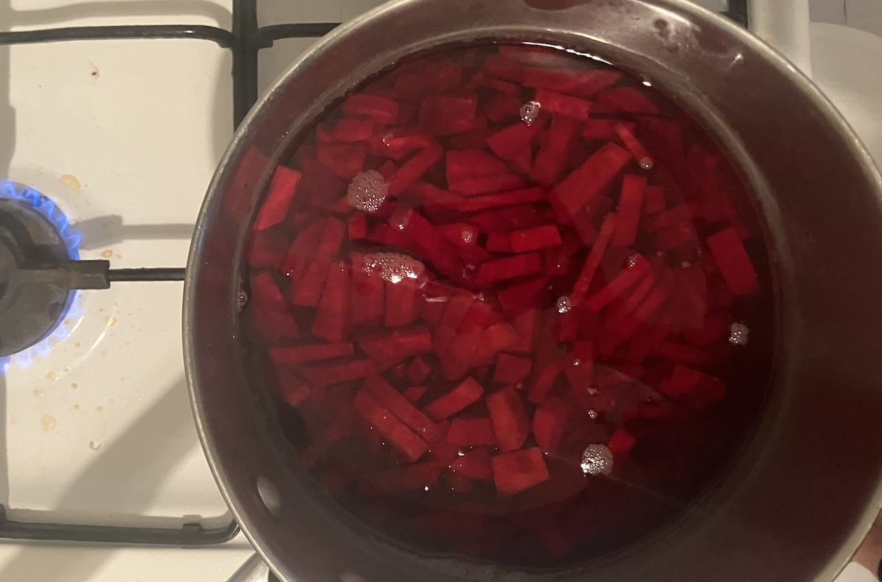 A cékla fő a tűzhelyen