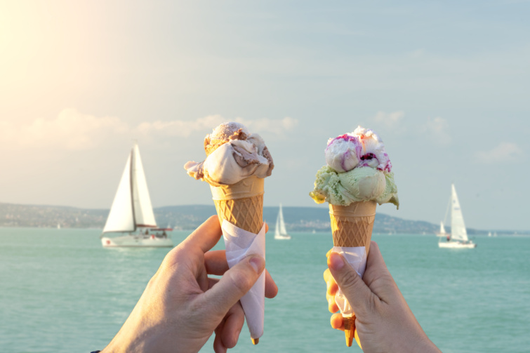 Tölcséres fagyik hajók előtt