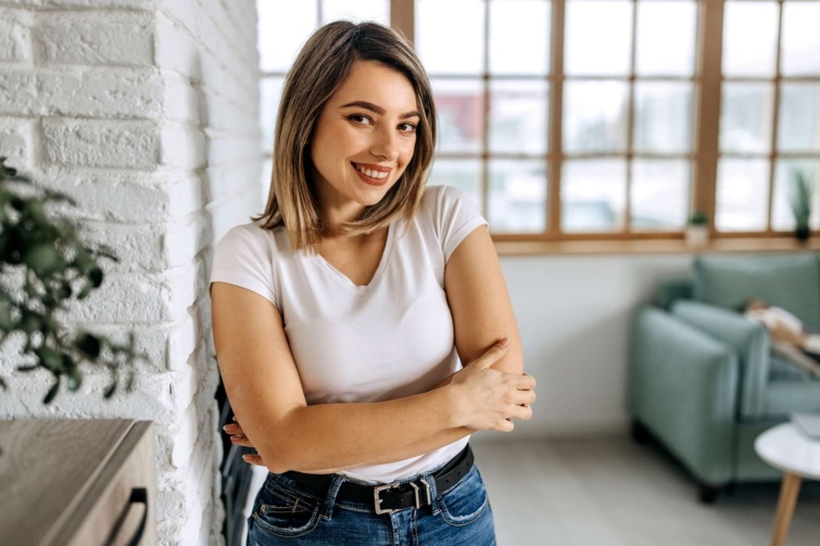 Fehér pólóban mosolygó nő