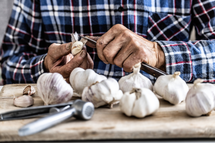 Fokhagymát pucoló férfikéz