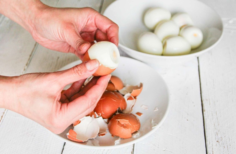 Tojást pucoló kéz