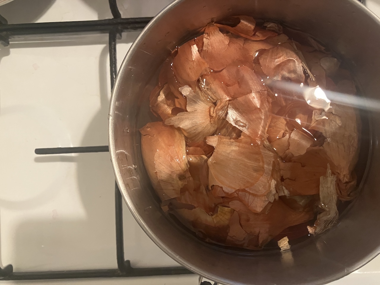 A hagymalevelek a tűhelyen