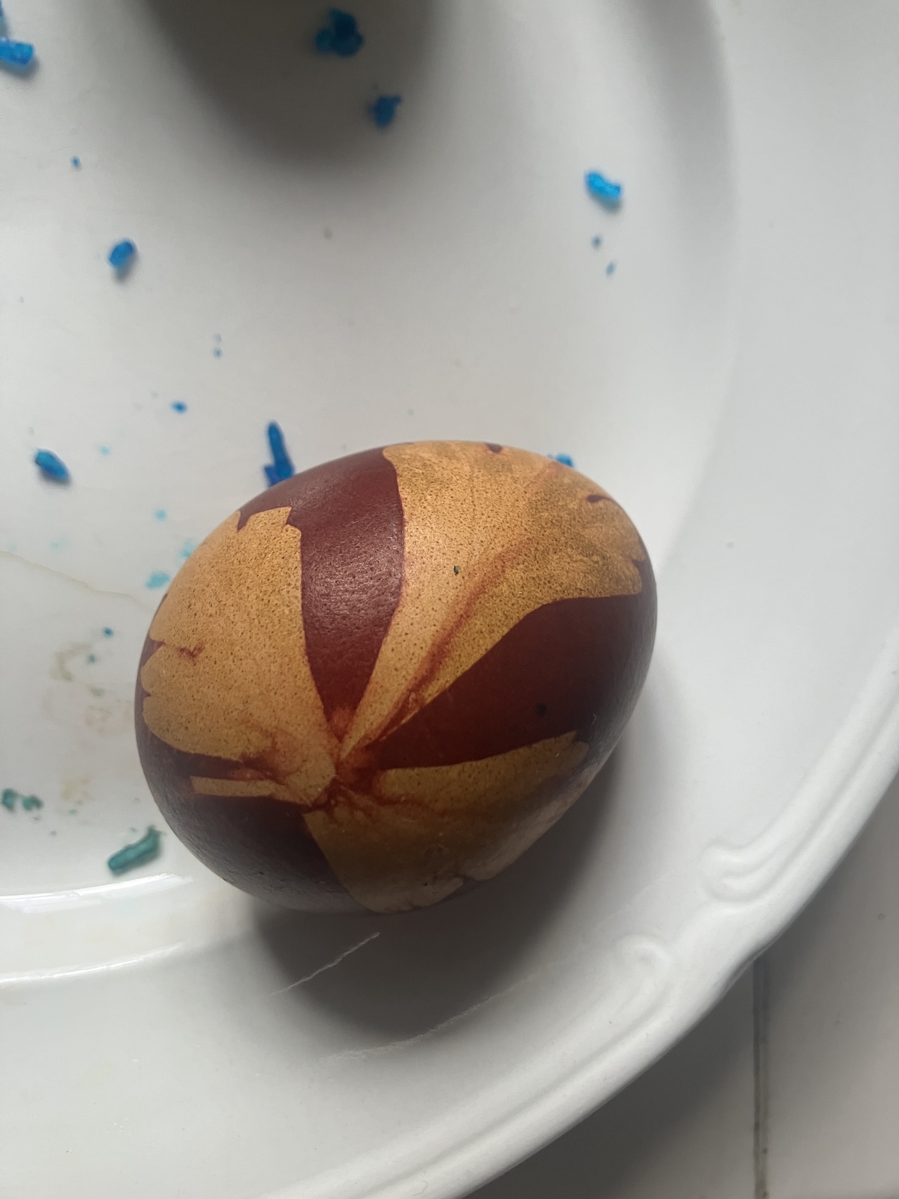 Tojás hagymaleveles vízzel festve