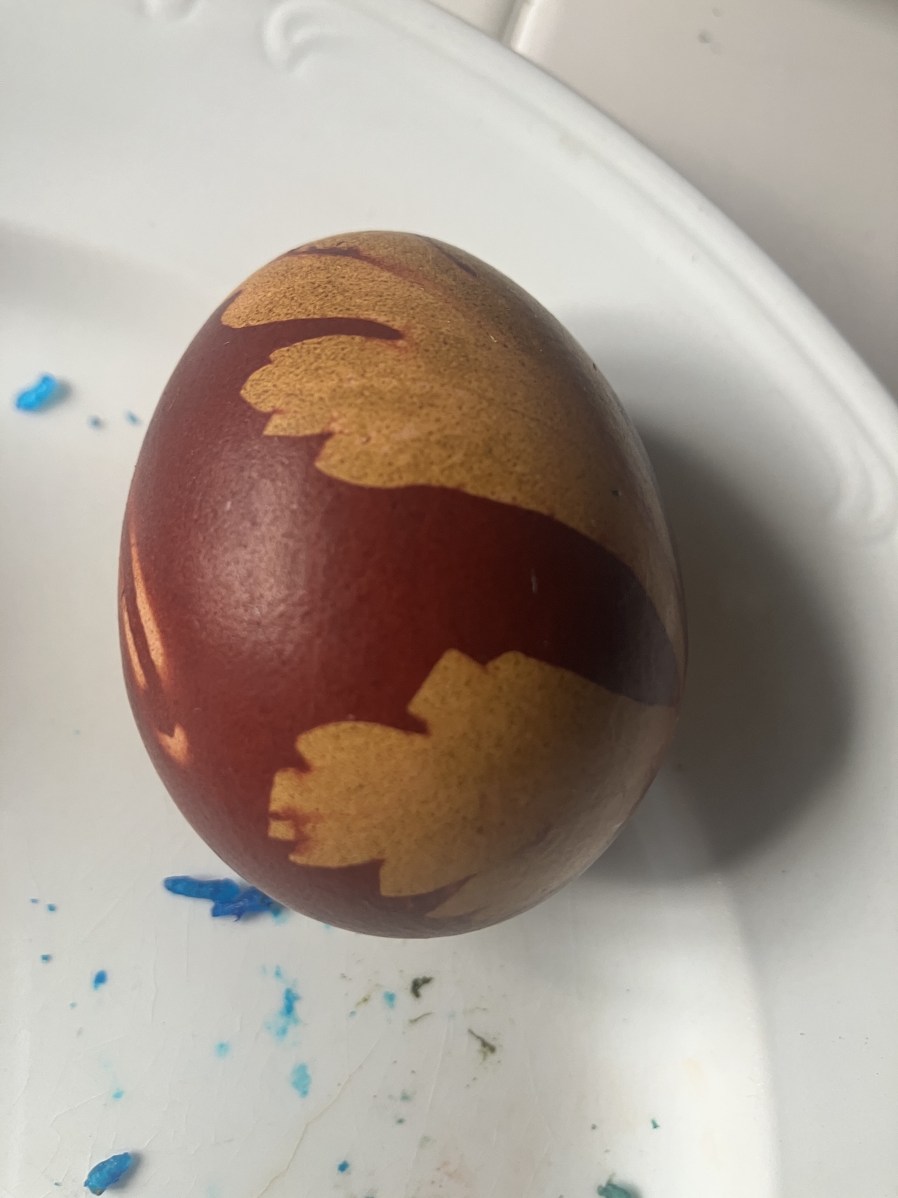 Tojás hagymaleveles vízzel festve