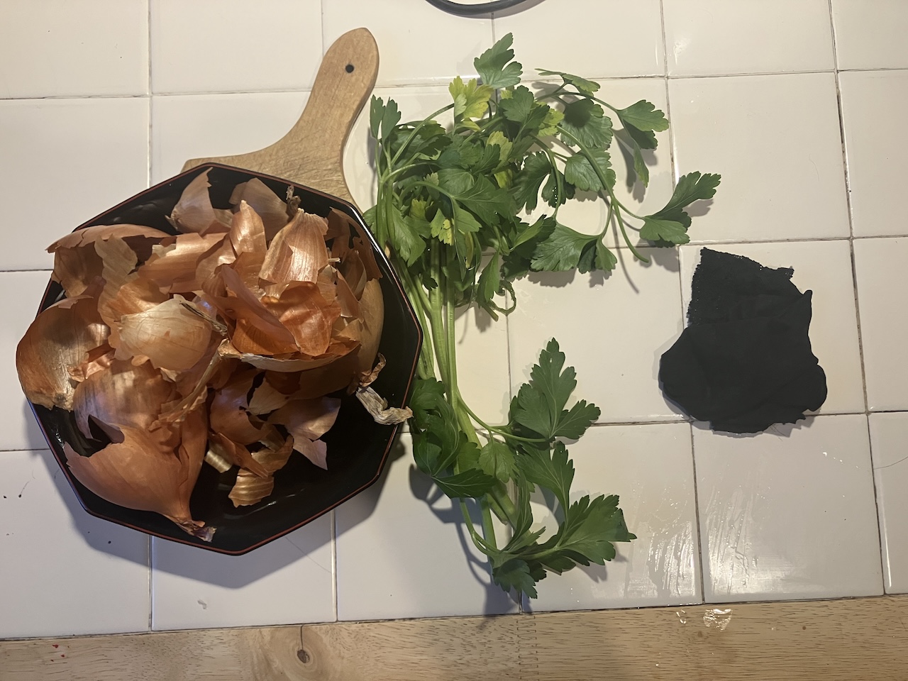 A hagymaleveles tojásfőzés alapanyagai egymás mellett