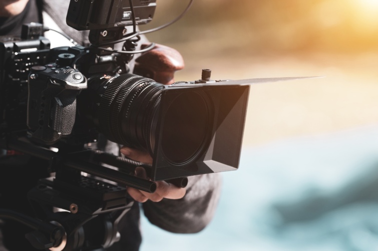 kameraforgatas Startlap Vásárlás Egy filmkamerát állít be az operatőr egy forgatásnál