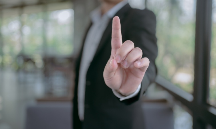 Mutatóujját emeli figyelmeztetőleg