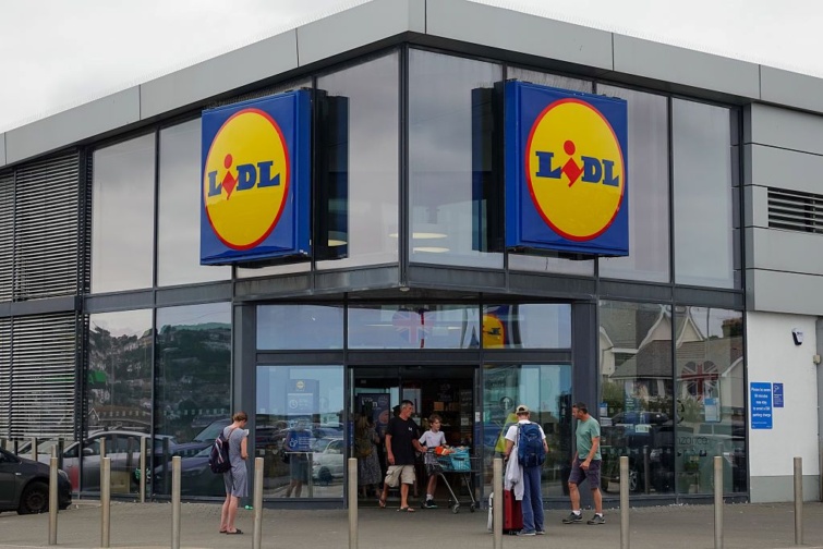 Vásárlók a Lidl egyik áruháza előtt.
