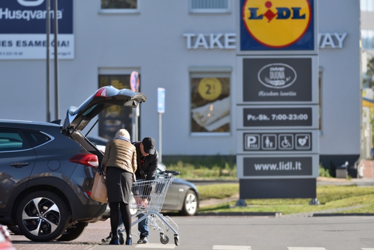 Egy pár bepakolja a bevásárlást a Lidl parkolójában