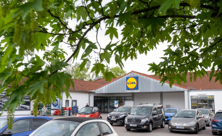 Autók egy Lidl áruház parkolójában.