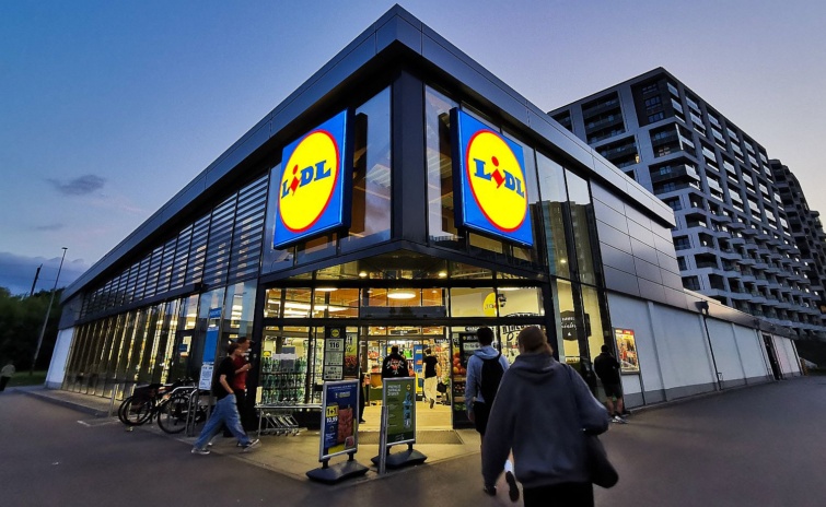 Economy And Business In Poland Startlap Vásárlás Vásárlók tartanak egy Lidl-üzletbe.