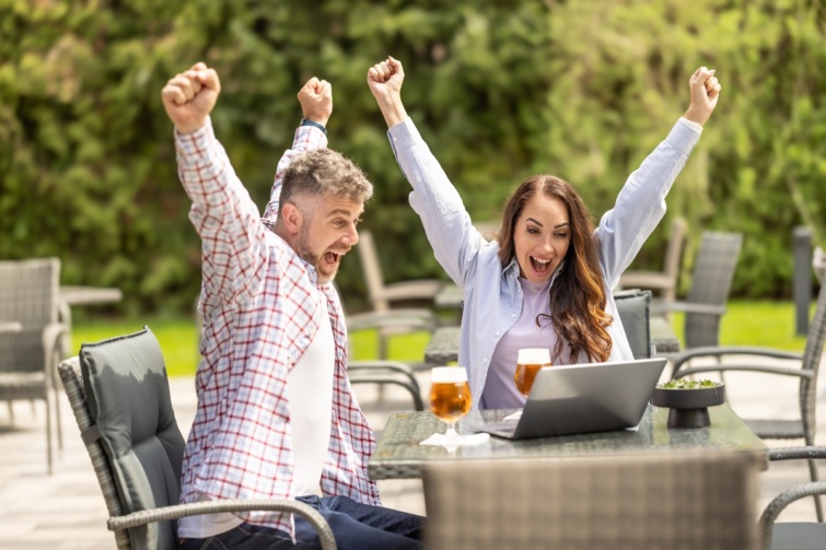 Egy fiatal pár örömmel csap a levegőbe