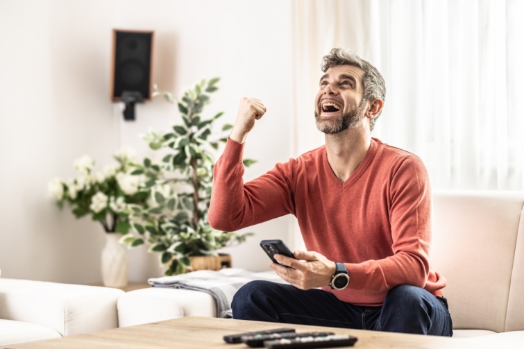 Egy férfi rendkívüli módon örül