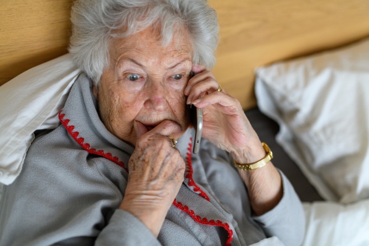 Nyugdíjas nő telefonál