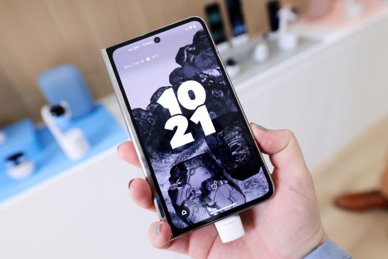 oneplus telefon kézben