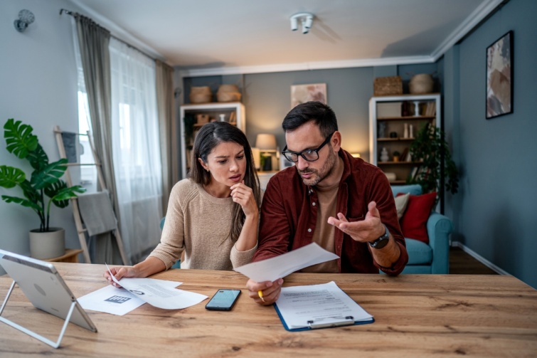 Egy házaspár nézi át a dokumentumaikat egy asztalnál