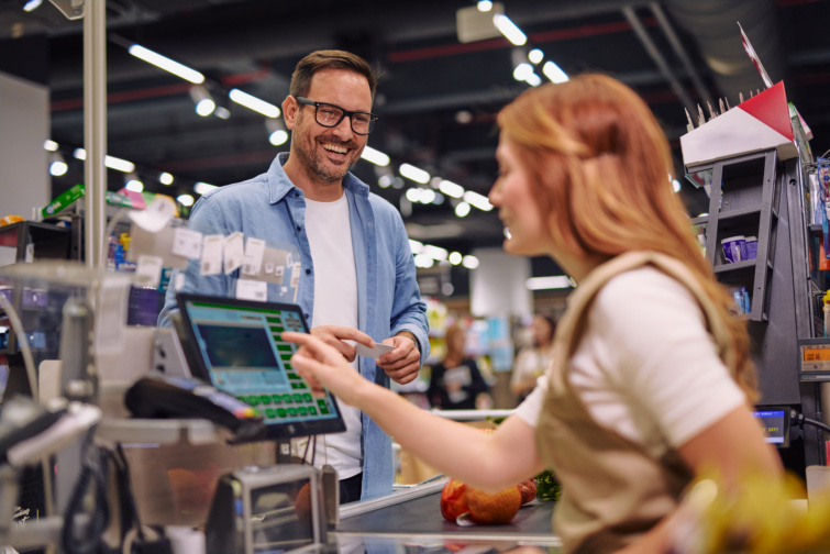 pénztárnál fizető férfi